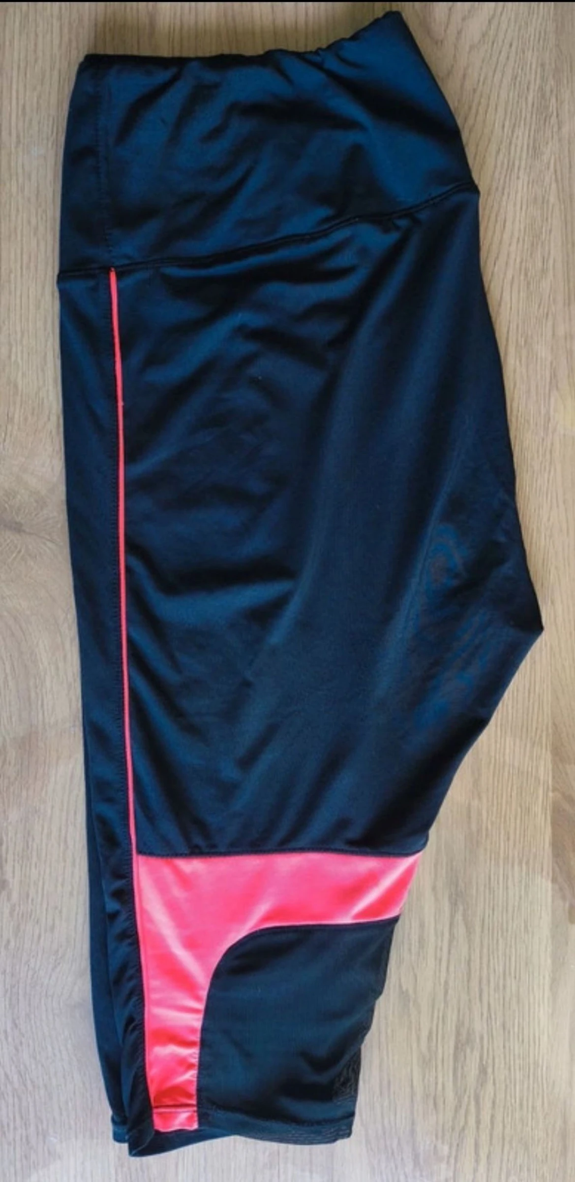 Legging de sport noir et rose fluo